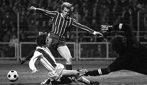 Ein Abwehrspieler der Fortuna versucht Uli Hoeneß (mitte) den Ball abzujagen. Vergeblich: Die Fortuna verliert 1971 das Pokalspiel gegen die Bayern mit 0:6