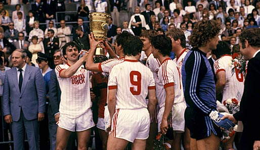 ... als Klaus Allofs im Müngersdorfer Stadion den DFB-Pokal in die Luft stemmt. Für die Geißböcke war es 1983 der vierte und vorerst letzte Erfolg im Pokal