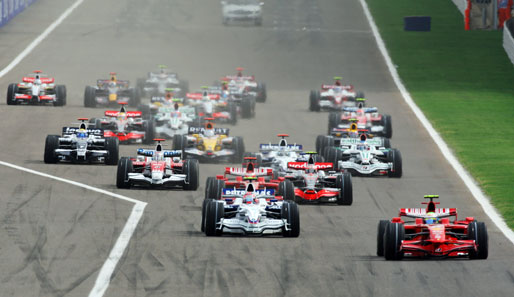 Start zum Großen Preis von Bahrain: Felipe Massa schnappt sich Robert Kubica, Lewis Hamilton bleibt fast stehen und fällt bis auf Platz zehn zurück