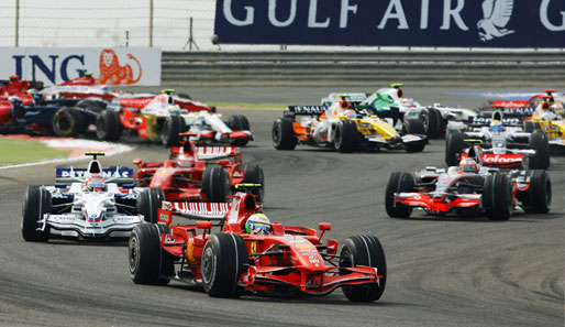 In der ersten Kurve schiebt sich Heikki Kovalainen außen an Kimi Raikkönen vorbei. Doch der Ferrari-Pilot kann kurz darauf kontern