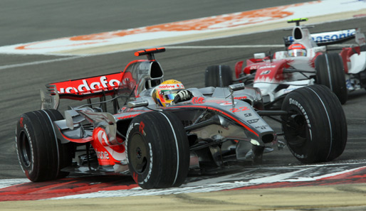 Lewis Hamilton kollidiert mit Fernando Alonso und ramponiert sich den Frontflügel