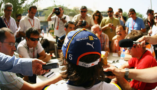 Für großen Presserummel sorgt auch Fernando Alonso. Der Grund: Erneut heizt er die Spekulationen um einen möglichen Wechsel zu Ferrari an