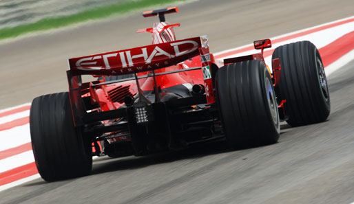 ...Teamkollege Kimi Räikkönen bekommt die Konkurrenz lediglich die Heckpartie zu sehen. Das Ferrari-Duo klar an der Spitze