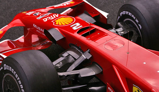 Ferrari überraschte mit neuen Lufteinlässen über der Vorderradaufhängung. Spötter bezeichnen sie aufgrund ihrer Position als Nasenlöcher
