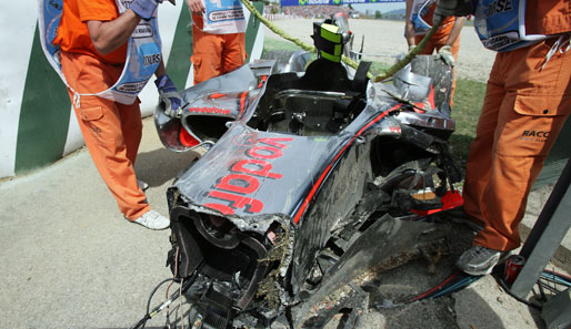Spanien-GP: Horror-Crash von Heikki Kovalainen. Der McLaren-Pilot rast mit mehr als 200 Sachen in einen Reifenstapel
