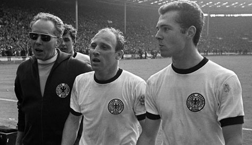 ...dank des umstrittenen Wembley-Tores. Uwe Seeler (2. v.r.) und Franz Beckenbauer (r.) stehen noch unter Schock