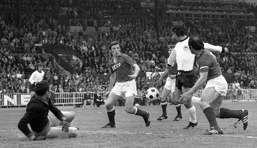 EM 1972 in Belgien: Gerd Müller (2.v.r.) erzielt gegen Torwart Evgeni Rudakov das 3:0. Deutschland wird zum ersten Mal Europameister