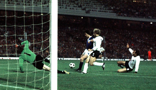 Vor dem Triumph hatte es eine sensationelle Niederlage gegeben: Jürgen Sparwasser erzielt das 1:0-Siegtor für die DDR im Duell mit der BRD
