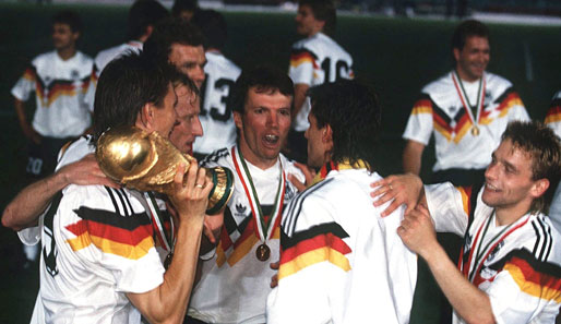 WM 1990 in Italien: Deutschland wird zum dritten Mal Weltmeister, und Lothar Matthäus (M.) wurde später als Weltfußballer ausgezeichnet