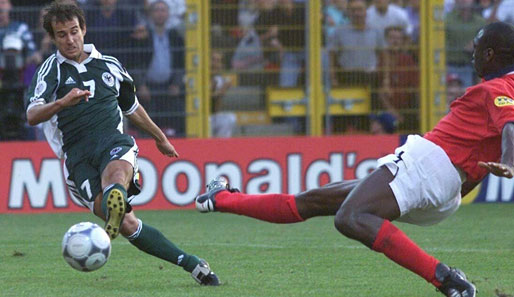 EM 2000 in Belgien/Holland: Deutschland scheitert schon in der Vorrunde. Mehmet Scholl gelingt das einzige Tor für die DFB-Elf