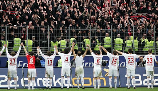 Nach Spielende gehen die Nürnberger Spieler zu ihren Fans und lassen sich feiern. Diese Geste sorgte für Diskussionen