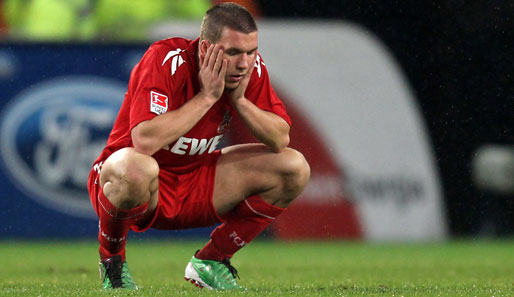 Im Hinspiel der Saison 2010/11 setzte es für Köln eine 0:4-Heimpleite. Podolskis Blick sagt alles aus