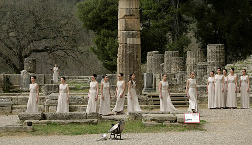 24. März: Die Flamme wird traditionell in der Wiege der Spiele, im griechischen Olympia entzündet