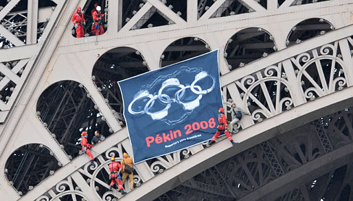 7. April: Ein Protestplakat wird vom Eiffelturm entfernt