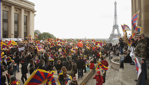 7. April, Paris: Ein ähnliches Bild bot sich in der französischen Hauptstadt. Tausende China-Kritiker hatten sich dort versammelt