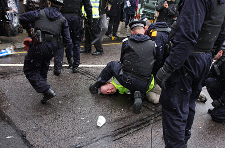 6. April: Die Polizei nimmt über 30 Demonstranten fest, - u.a. versuchte ein Mann, einer Läuferin die Fackel zu entreißen