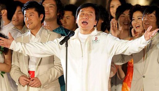 2. Mai: Die olympische Flamme hat chinesischen Boden erreicht. Bei der Show in Hongkong trat Actionstar Jackie Chan auf