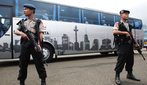 23. April, Jakarta: Auch in Indonesien wird der Bus der Fackelträger scharf bewacht