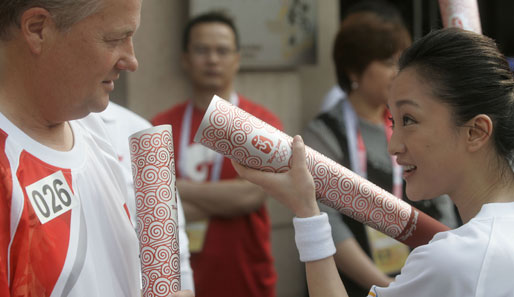 Jeffrey Schwartz, der Vorstand von McDonalds in China, zusammen mit der chinesischen Schauspielerin Zhou Xun