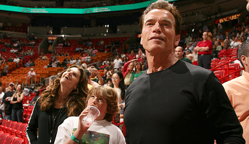 Arnold Schwarzenegger und seine Frau Maria Shriver bei den Miami Heat
