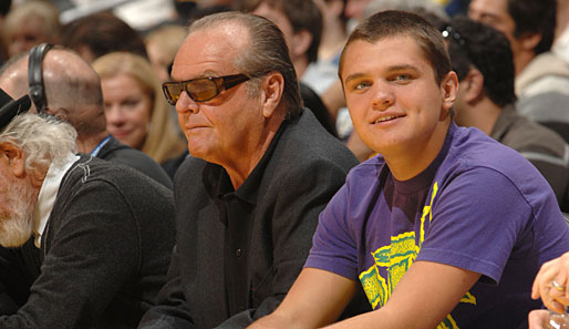 Wir fangen an mit einem alten Bekannten bei den Los Angeles Lakers: Jack Nicholson mit seinem Sohn Raymond