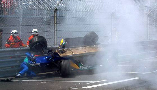 2004 war das Jahr der Crashes: Erst hob Giancarlo Fisichella spektakulär ab