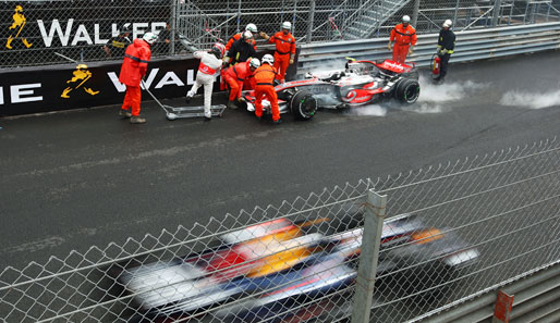 Der Leidtragende: Heikki Kovalainen im McLaren-Mercedes. Er gibt zu früh Gas, streift die Streckenbegrenzung und dreht sich raus