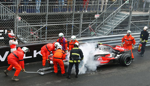 Dabei beschädigt er seinen McLaren-Mercedes an der Hinterache. Bis zum Qualifying kann dieser allerdings wieder repariert werden