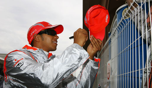 Lewis Hamilton kommt an die Strecke und schreibt fleißig Autogramme