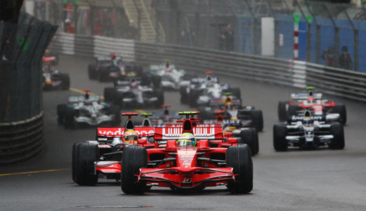 Auch beim Start zum Rennen regnet es. Trotzdem kann Massa seine Führung behaupten, dahinter geht Hamilton an Räikkönen vorbei