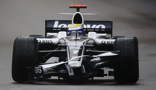 Nico Rosberg muss sich gleich zwei Mal einen neuen Frontflügel abholen