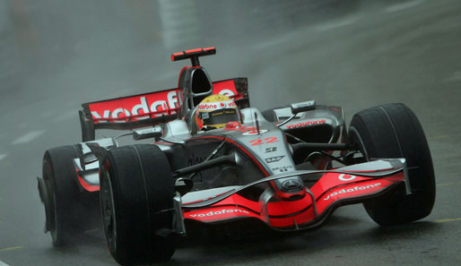 Lewis Hamilton fährt sich an der Leitplanke den Hinterreifen kaputt