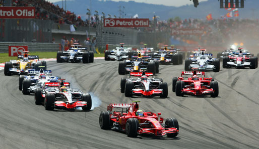 Dann geht es endlich los: Massa behauptet seine Führung, dahinter wird es eng. Kovalainen und Räikkönen tuschieren sich, Hamilton schnappt sich Platz zwei