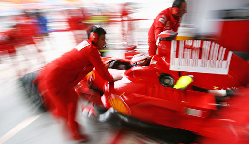 Jetzt aber zum Sport: Kimi Räikkönen hing wegen technischen Defekts lange in der Ferrari-Garage fest
