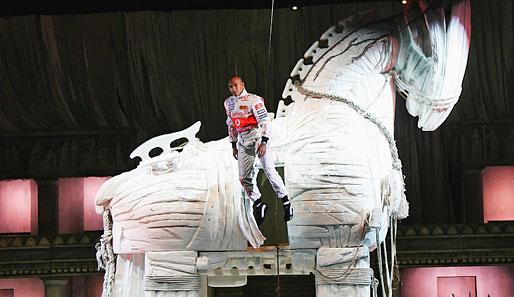 Lewis Hamilton schwebte neben dem Trojanischen Pferd