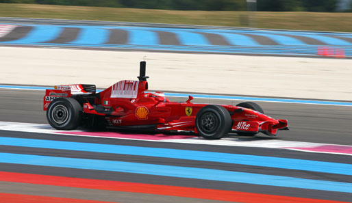 Auch Kimi Räikkönen ist mit von der Partie: Er testet im Ferrari unter anderem das mitterlweile berühmte Nasenloch...