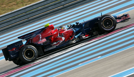 Jetzt auch mit Flosse: Der neue Toro Rosso mit Sebastian Vettel am Steuer. Der Deutsche durfte den neuen Boliden in Frankreich erstmals testen