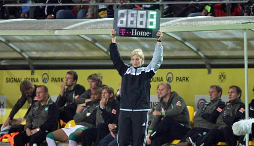 5. Spieltag: Schiedsrichterin Bibi Steinhaus feiert bei BVB vs. Werder ihr Buli-Debüt als vierte Offizielle. Auf dem Platz wird sich derweil munter getreten
