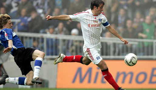 9. Spieltag: Der zu Beginn der Saison stark kritisierte van der Vaart trifft in Bielefeld zum siebten Mal in Folge und stellt damit einen Seeler-Rekord ein