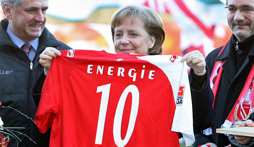 20. Spieltag: Bundeskanzlerin Angela Merkel outet sich als Cottbus-Fan und hat mächtig Spaß - auch wenn Energie 0:2 gegen Dortmund verliert...