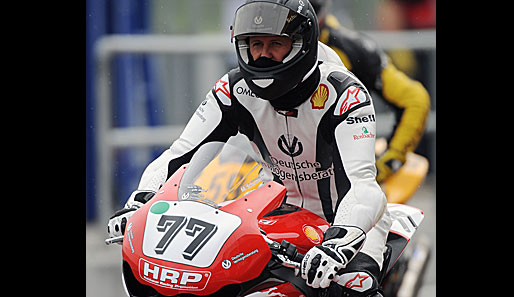 Schumi fuhr in Oschersleben sein 1. Motoradrennen. Doch sein Debüt bei Internationalen Deutschen Motorradmeisterschaft endete mit einem Sturz
