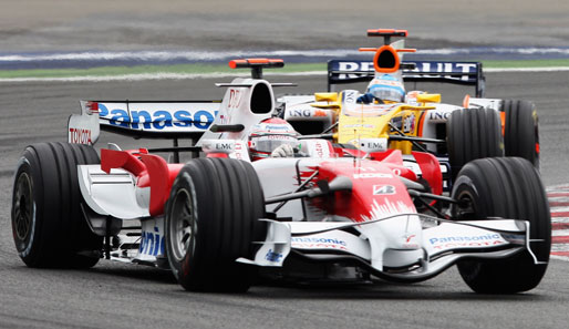 Jarno Trulli und Fernando Alonso kämpfen um Platz drei