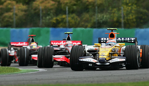 Kein gutes Rennen für McLaren-Mercedes: Hier hängen Kovalainen und Hamilton hinter Nelson Piquet im unterlegenen Renault fest