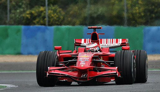 Schrecksekunde für Ferrari: Bei Kimi Räikkönen bricht der Auspuff. Er muss Massa passieren lassen - kann aber weiterfahren