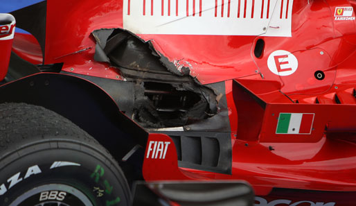 Enttäuschung hingegen bei Räikkönen: Hier das ramponierte Heck seines Ferrari