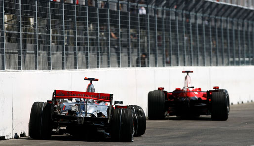 Lewis Hamilton vs. Kimi Räikkönen, Kanada 2008: Der Ampel-Zwischenfall. Bei der Ausfahrt aus der Box übersieht Hamilton die rote Ampel...