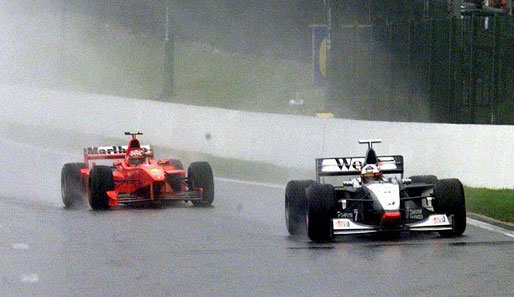 Michael Schumacher vs. David Coulthard, Belgien 1998: Das schnellste Dreirad der Welt. Noch ist die Welt in Ordnung. Schumi will Coulthard überrunden...
