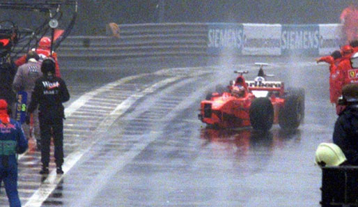Beide Piloten schaffen es zurück an die Box, wo Schumacher aus dem Auto springt, in die McLaren-Box stürmt und auf Coulthard losgeht