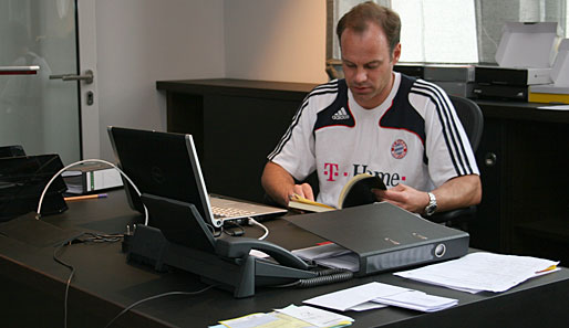 Bayerns neuer Teammanager Christian Nerlinger bei der Arbeit