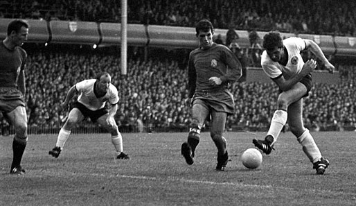 Das erste Pflichtspiel gegen Spanien stand bei der WM 1966 an. Hier gleicht Lothar Emmerich zum zwischenzeitlichen 1:1 aus